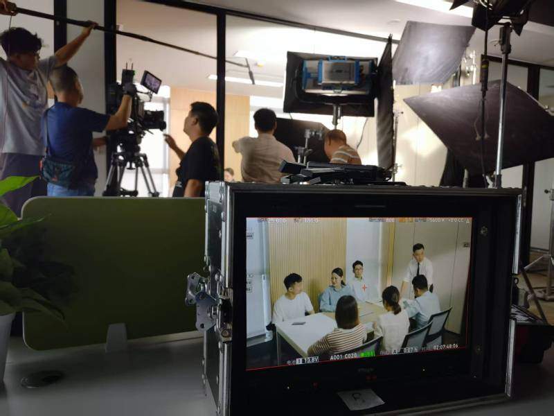 布拖县TVC拍摄公司：科技产品视觉化大师，诠释未来感与功能美学